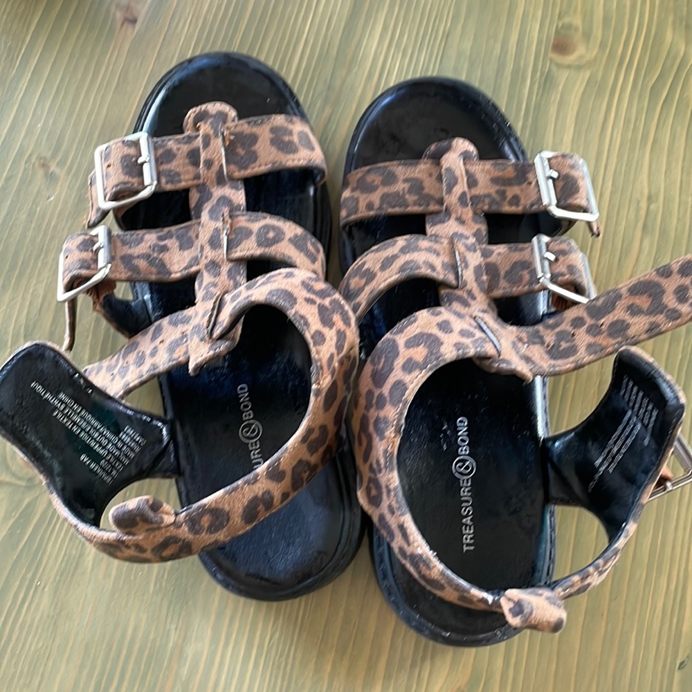 Girls print sandals.  Treasure and Bond. Size 1.